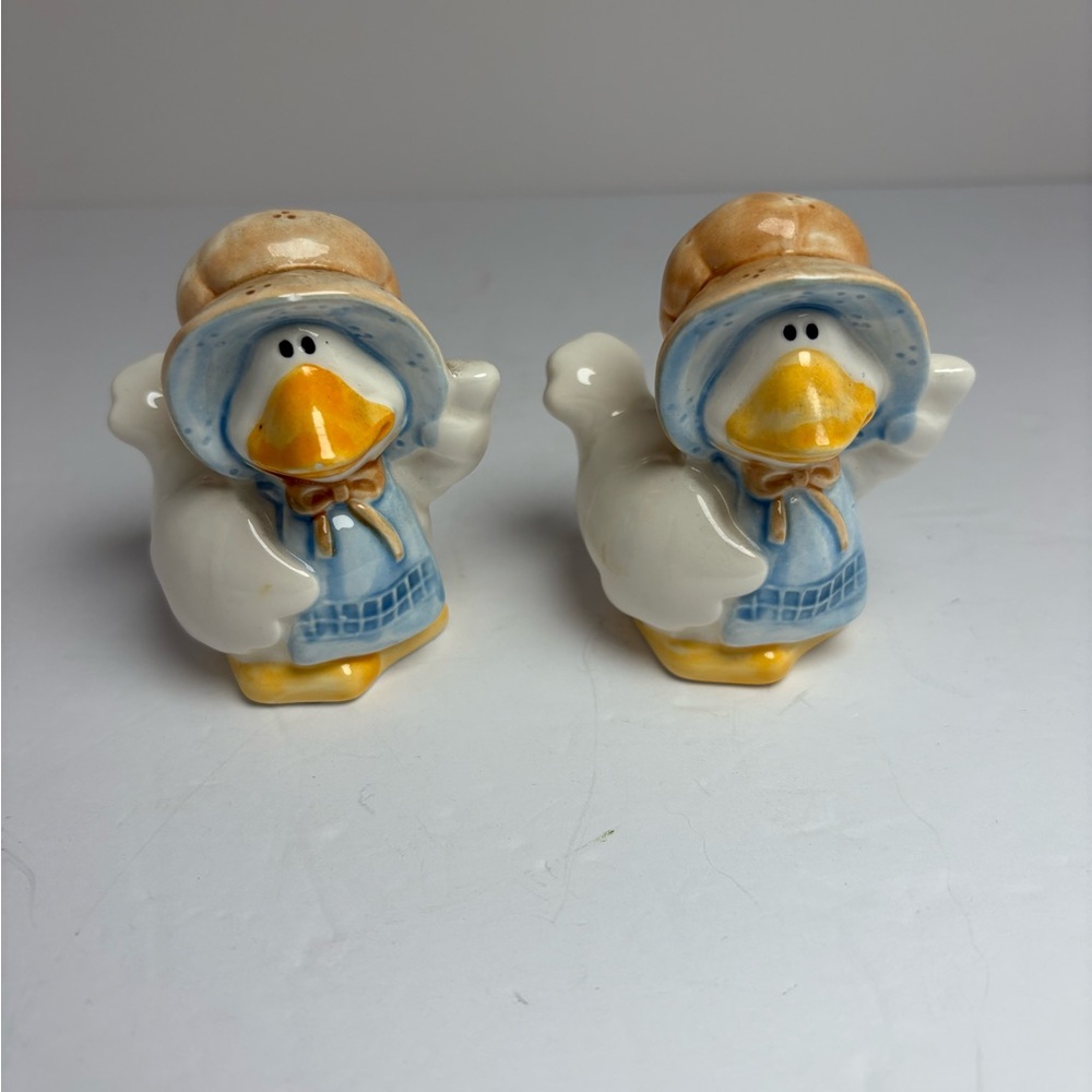 Charming Vintage Mrs. Goose Salt and Pepper Shakers - Picture 2 of 14
